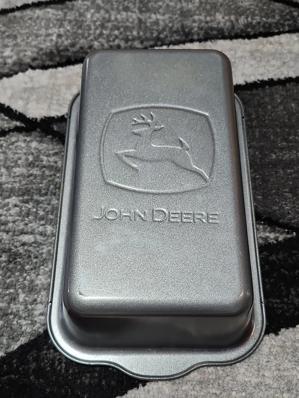 VINTAGE 3-PIECE JOHN DEERE EBOSSED TRACTOR LOGO NON-STICK BAKEWARE PAN SET
